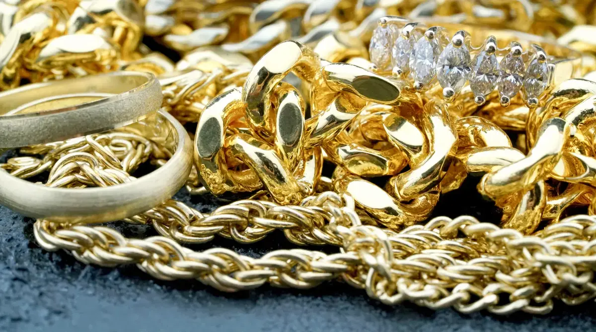 Professional <strong>gold buyback program Toronto</strong> - Client selling gold back with guaranteed price match