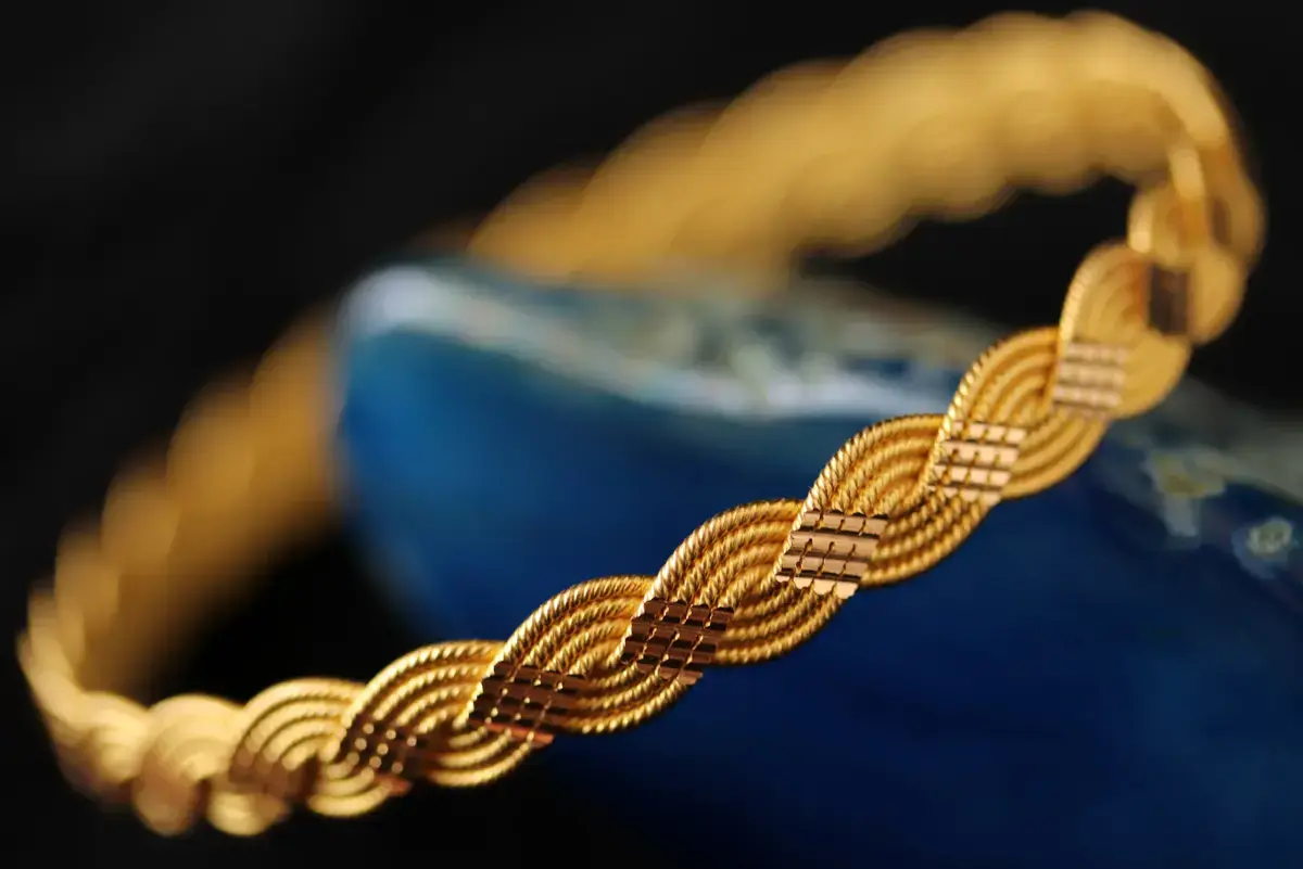 Before <strong>jewelry repair</strong> - Broken gold chain with separated links